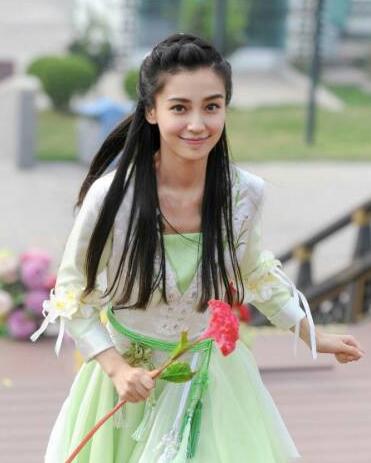 但是和倪妮站在一起，黑了一個色號，整個人都有點黯淡了。