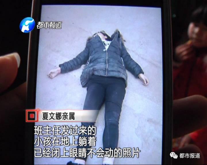 得知孩子沒去上學(xué)，家人擔(dān)心孩子發(fā)生意外，于是趕快報(bào)了警。讓人沒想到的是，剛報(bào)完警，家人收到了老師發(fā)來的照片。