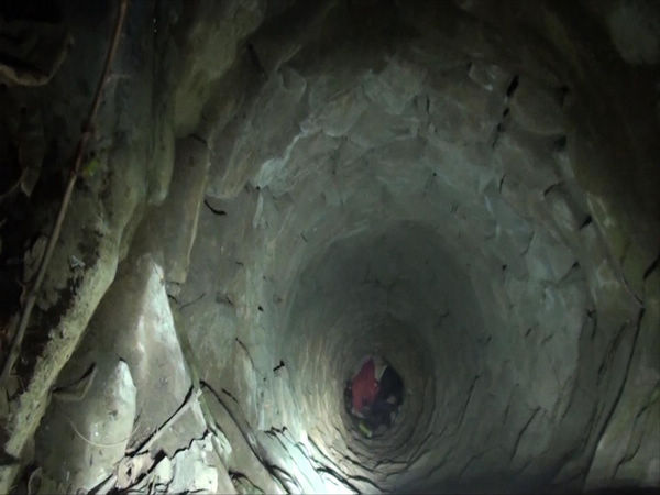 險(xiǎn)！女子凌晨墜入15米深井 命懸一線