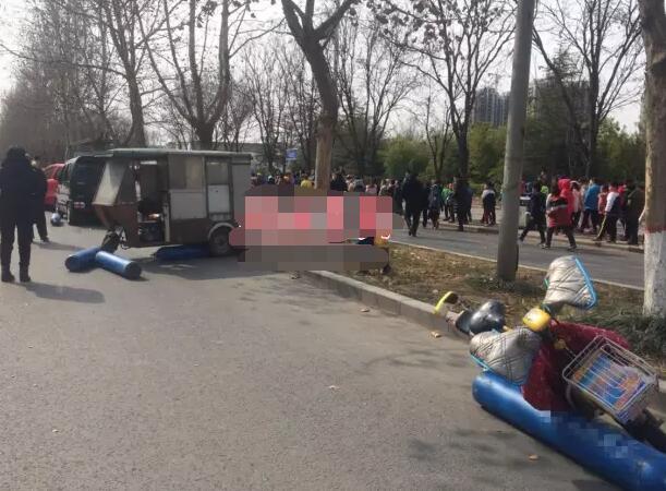 濟(jì)源一貨車行駛中車斗突然打開(kāi) 30多個(gè)氧氣瓶滾落