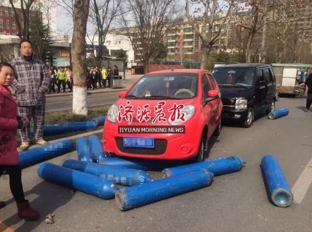 濟(jì)源一貨車行駛中車斗突然打開(kāi) 30多個(gè)氧氣瓶滾落