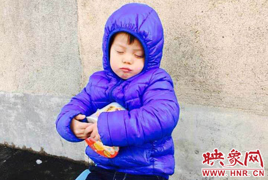 5歲娃冰天雪地睡著。