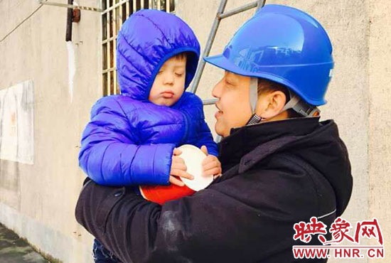 電工抱起孩子時，孩子還在睡。