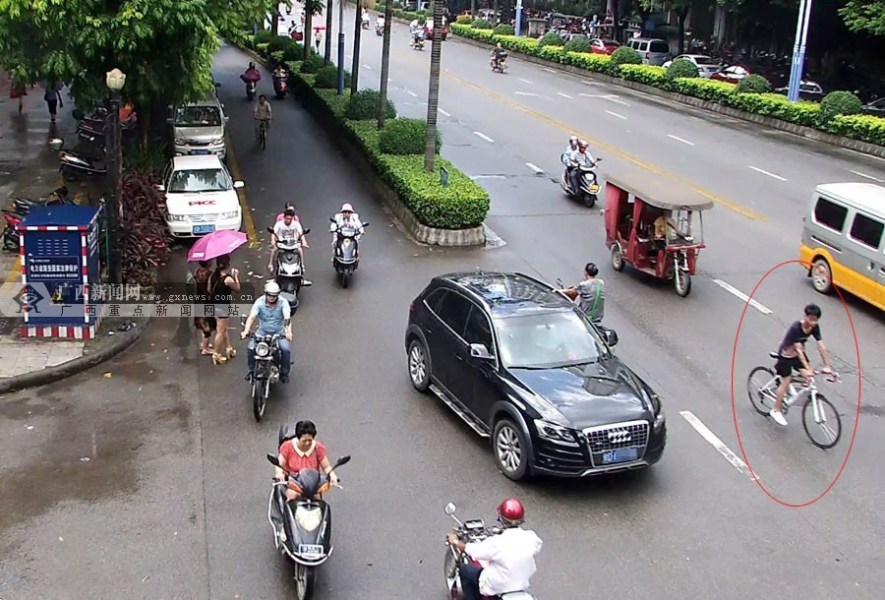 圖為肇事者撞人后逃逸。