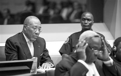 9月26日，荷蘭海牙，利比里亞前總統(tǒng)查爾斯·泰勒在法庭接受審判。