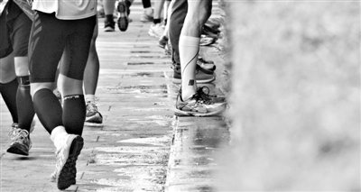 昨日，2013年北京馬拉松，因流動廁所和公廁有限，很多選手都“就地解決”，地面上“水”流成河。