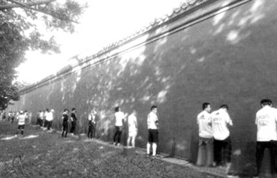 網(wǎng)友上傳的“北馬”選手集體“尿紅墻”圖片。