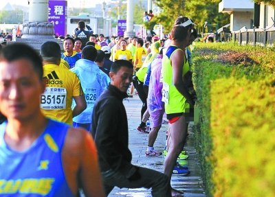 北京馬拉松“尿紅墻” 集體噓噓是傳統(tǒng)？