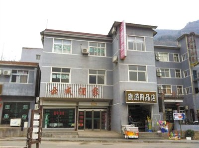 今年，胡萬林涉嫌非法行醫(yī)的地點(diǎn)，就在這座農(nóng)家賓館內(nèi)。