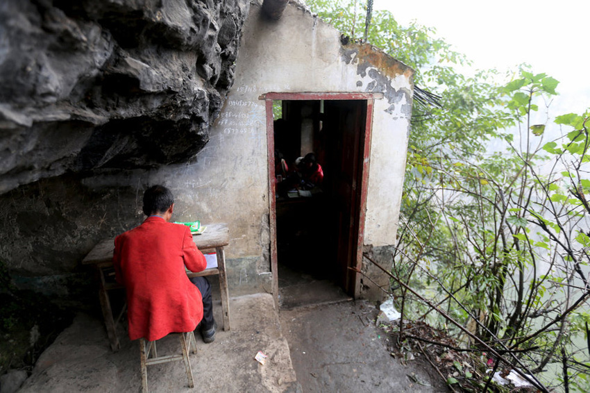左邊是絕壁，右邊是懸崖，這樣一個(gè)讓人“倒吸涼氣”的地方，卻是袁老師的“辦公室”。