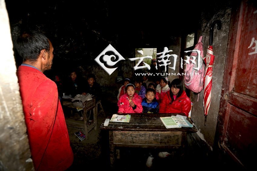 小學(xué)里只有兩個(gè)班，大點(diǎn)的孩子無(wú)法升入高年級(jí)，只得從一年級(jí)再讀起，就像復(fù)讀機(jī)。