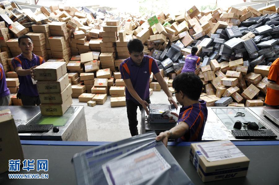 11月11日，在圓通公司廣州一處分揀站，工作人員加緊掃描快件。