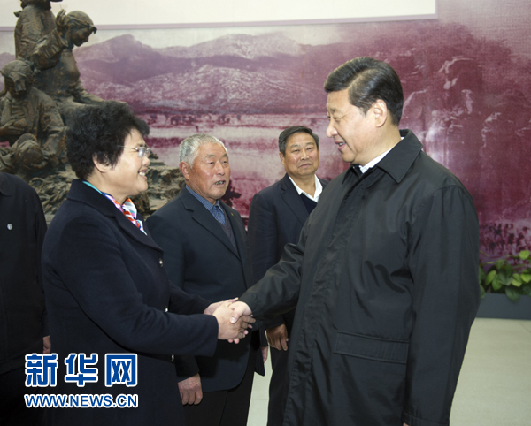 25日上午，習(xí)近平在臨沂華東革命烈士陵園參觀沂蒙精神展并會見當(dāng)?shù)叵冗M模范和當(dāng)年支前模范后代代表。