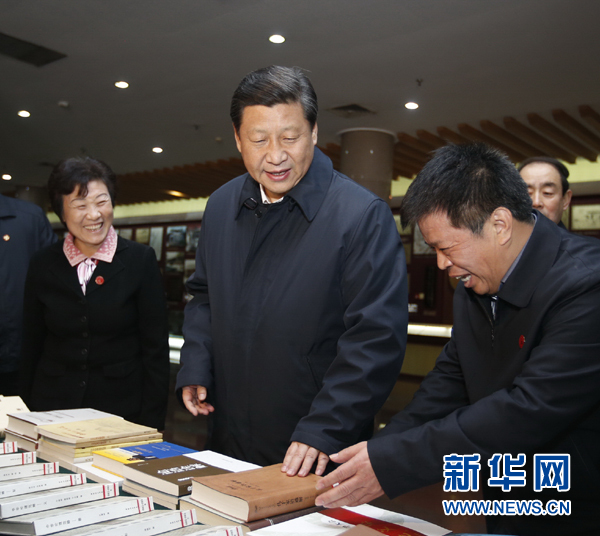 26日上午，習(xí)近平在孔子研究院參觀考察。新華社記者鞠鵬 攝