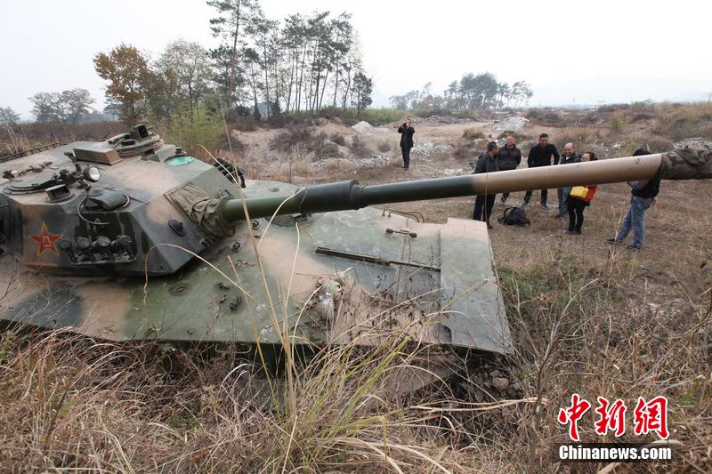 12月4日，浙江臺州，人們在坦克前圍觀。