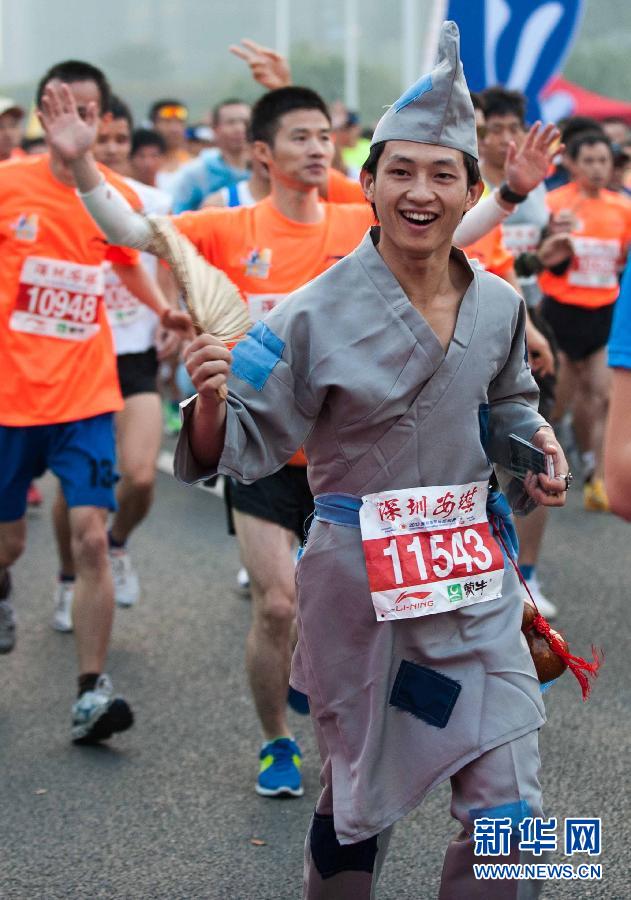 12月8日，一名選手身著“濟(jì)公”服裝參加比賽。