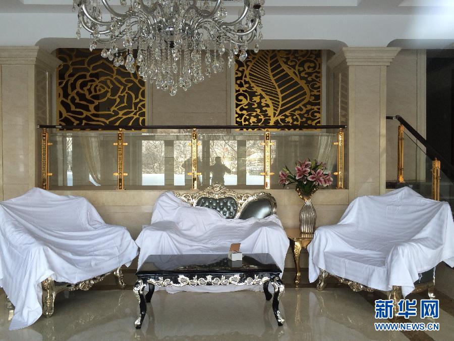 鏡泊湖畔麗日山莊里的豪華沙發(fā)（2013年12月9日攝）。新華社記者程子龍攝