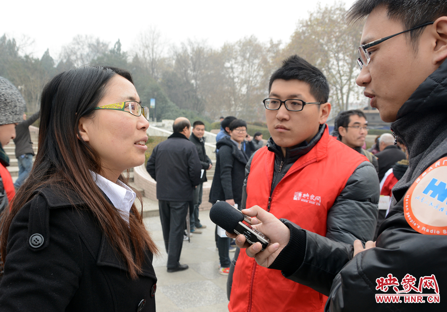 活動現(xiàn)場映象網(wǎng)記者和新聞廣播記者采訪地鐵相關(guān)負責人