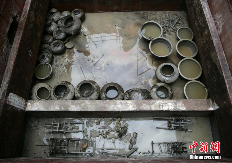 圖為漢墓群發(fā)掘現(xiàn)場(chǎng)出土了大量珍貴文物。