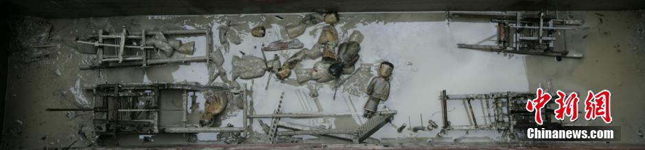 圖為考古現(xiàn)場(chǎng)發(fā)現(xiàn)保存完整的織機(jī)模型。