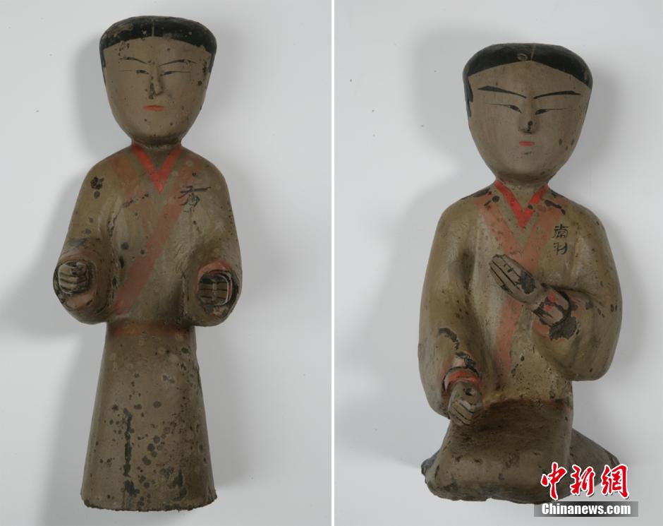 圖為出土的彩繪木俑。