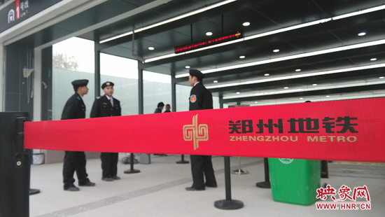 鄭州地鐵站臺(tái)內(nèi)外隨處可見英文標(biāo)識