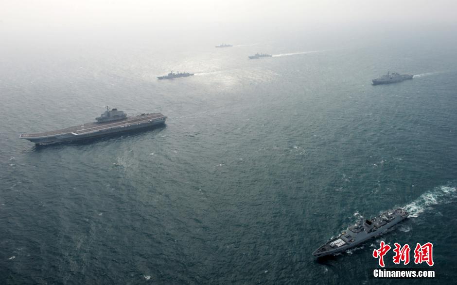 圖為遼寧艦與水面艦艇進行協(xié)同訓練。中新社發(fā) 胡鍇冰 攝