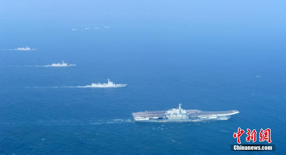 圖為遼寧艦與水面艦艇、飛機進行協(xié)同訓練。中新社發(fā) 胡鍇冰 攝