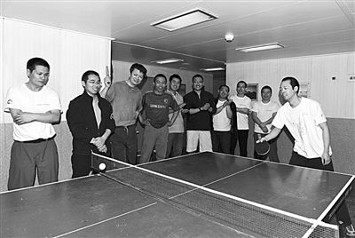 5日，“雪龍”號(hào)上的科考隊(duì)員在進(jìn)行乒乓球比賽。新華社發(fā)