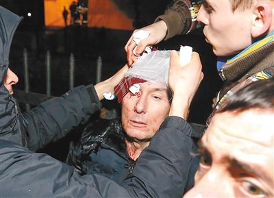 11日，基輔，遇襲受傷的反對(duì)派領(lǐng)導(dǎo)人盧岑科接受簡(jiǎn)單救護(hù)。