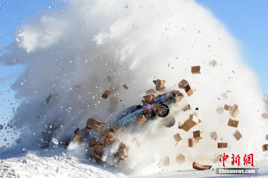 圖為：謝雨均駕駛賽車在黑龍江黑河段飛越冰河。中新社發(fā) 邱齊龍 攝