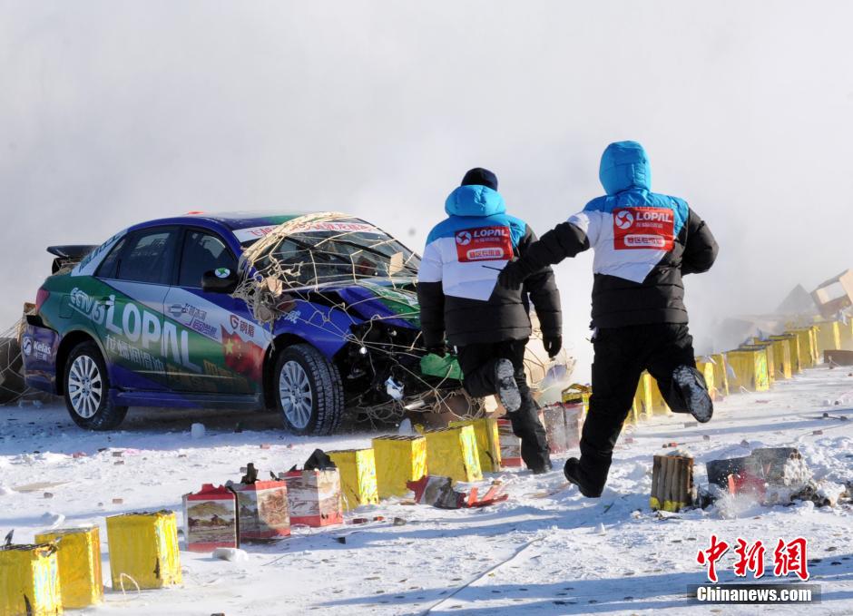 謝雨均駕駛賽車在黑龍江黑河段飛越冰河。中新社發(fā) 邱齊龍 攝