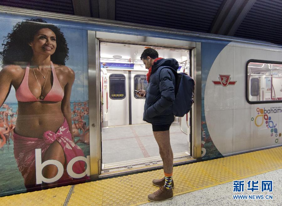 1月12日，在加拿大多倫多，一名只穿著內(nèi)褲的男子在車站等候地鐵。