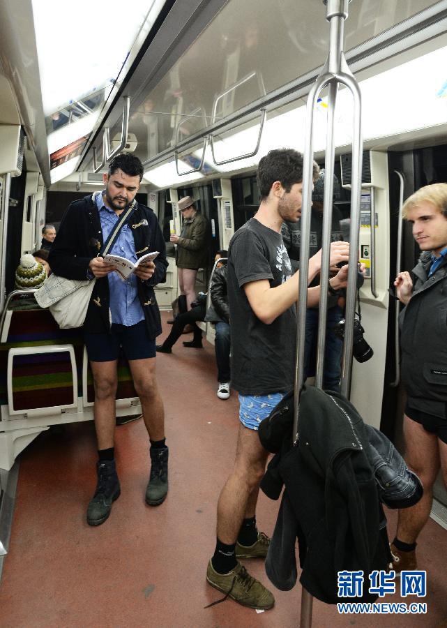 1月12日，在橫貫巴黎東西部的1號線地鐵車廂里，乘客只穿一條內(nèi)褲搭乘地鐵。