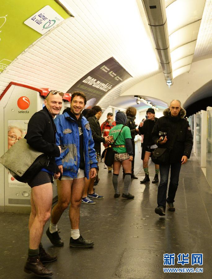 1月12日，在橫貫巴黎東西部的1號線地鐵車廂里，乘客只穿一條內(nèi)褲搭乘地鐵。