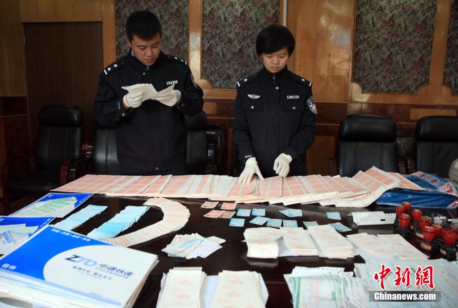 圖為查獲大量假火車(chē)票和制販工具（資料圖片）。