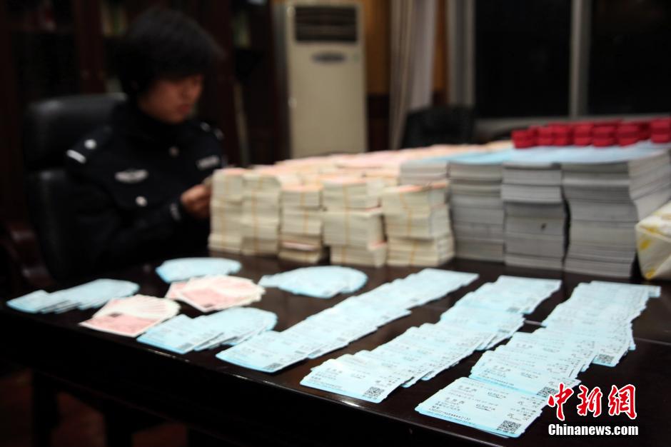 圖為查獲大量假火車(chē)票和制販工具（資料圖片）。