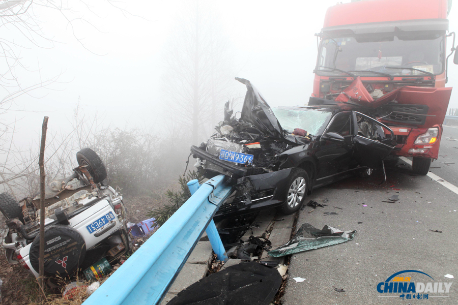 事故現(xiàn)場(chǎng)?；荼?攝