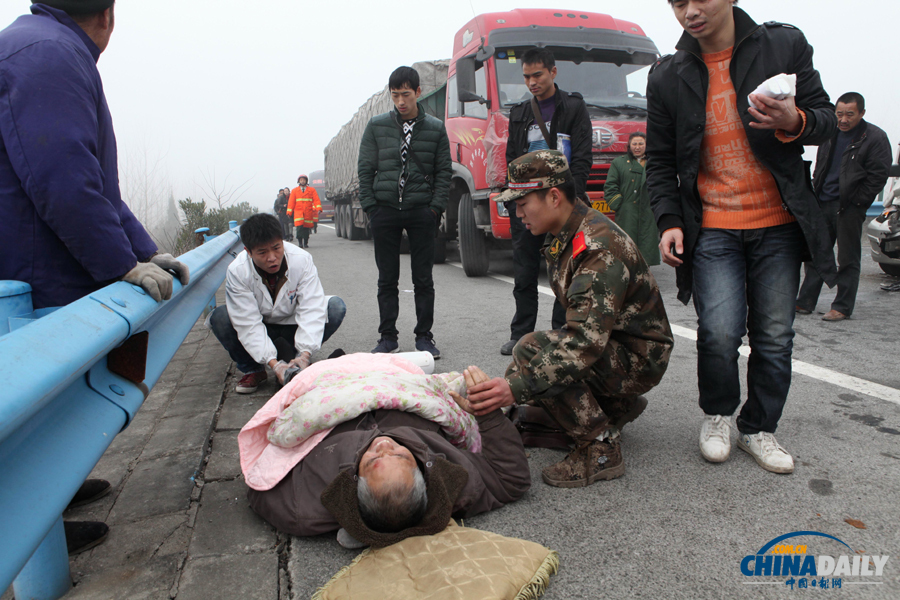 一名受傷群眾被救出?；荼?攝