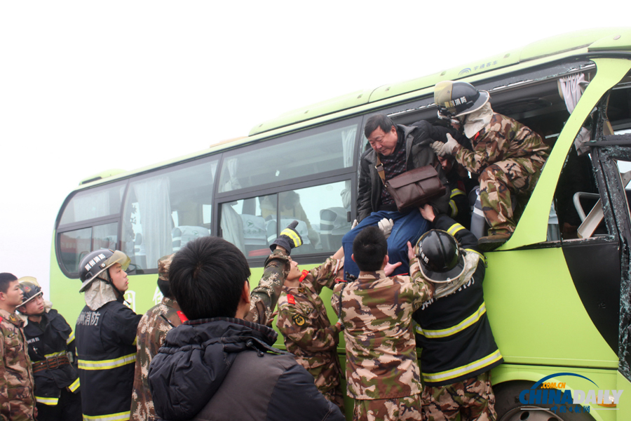 消防人員現(xiàn)場(chǎng)施救?；荼?攝