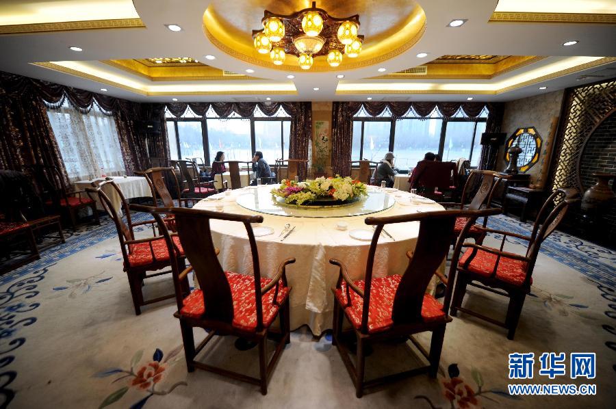 　1月15日，游客在北京紫竹院公園內的問月樓喝茶聊天。