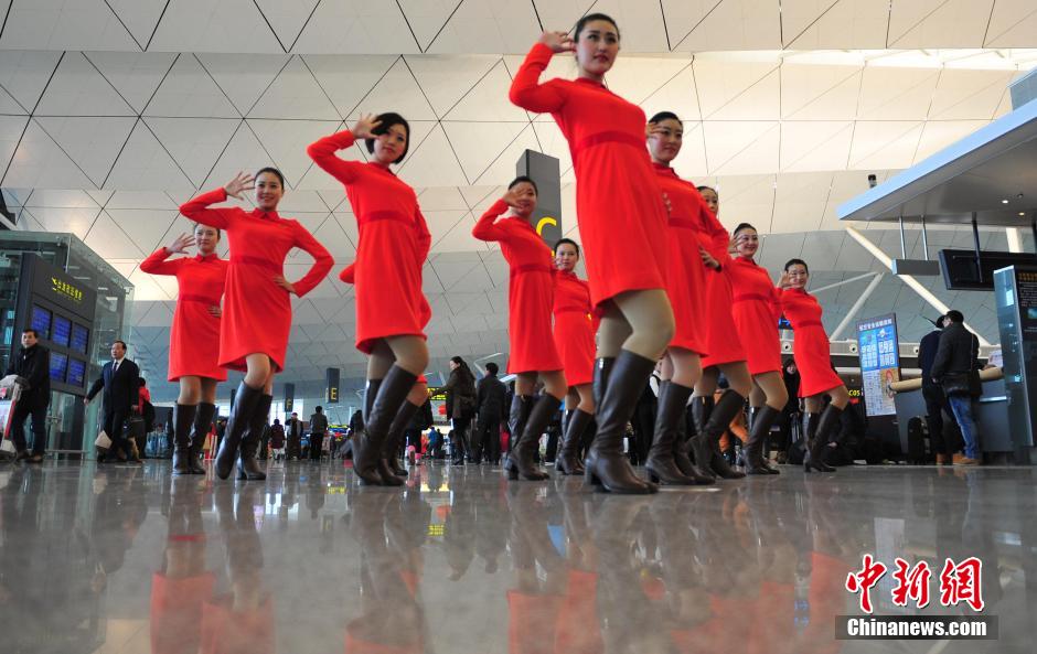 1月23日，機場工作人員在跳“快閃”舞蹈。