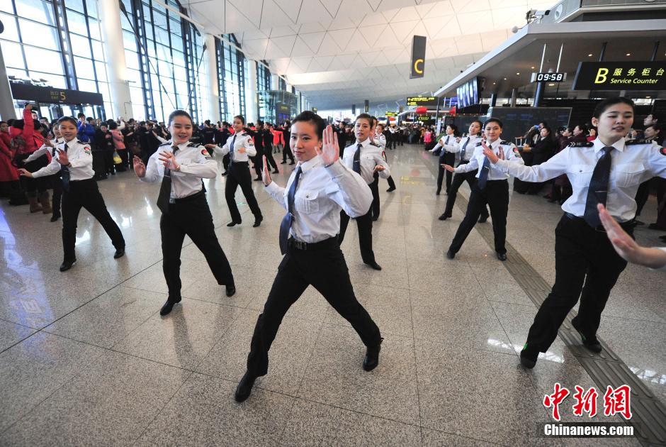 1月23日，機場工作人員在跳“快閃”舞蹈。