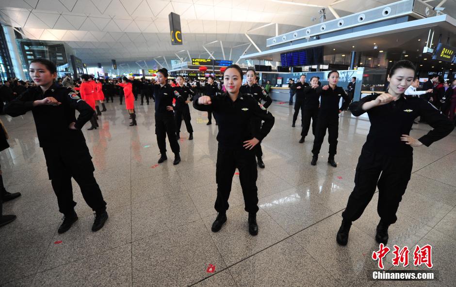 1月23日，機場工作人員在跳“快閃”舞蹈。