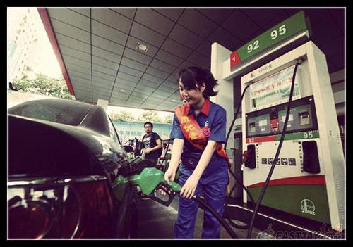 近日，有網(wǎng)友針對(duì)“超標(biāo)40倍事件”評(píng)價(jià)說(shuō)：“國(guó)內(nèi)加油站在油里加水是普遍現(xiàn)象。只是量多量少的問(wèn)題，車(chē)主