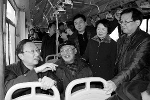 繆瑞林在車上與市民、乘委會委員交流 通訊員 卜照雪 攝