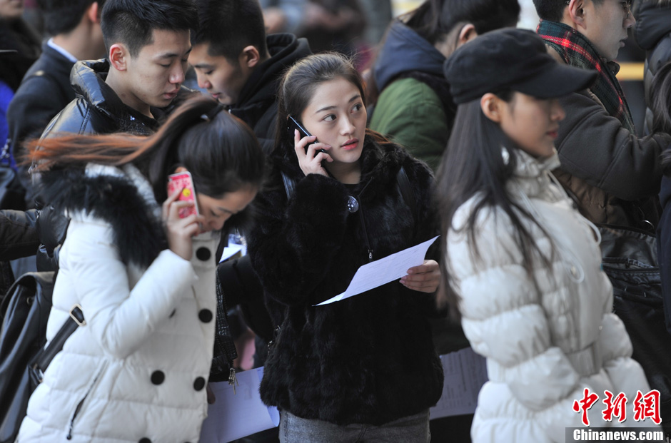 圖為表演系考生走出考場(chǎng)。