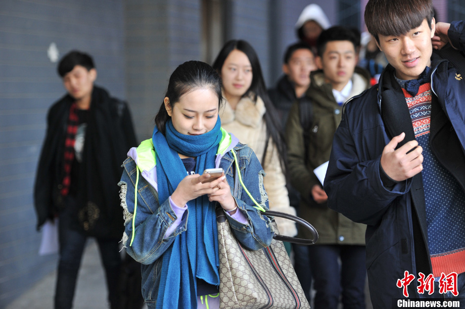 圖為表演系考生走出考場(chǎng)。