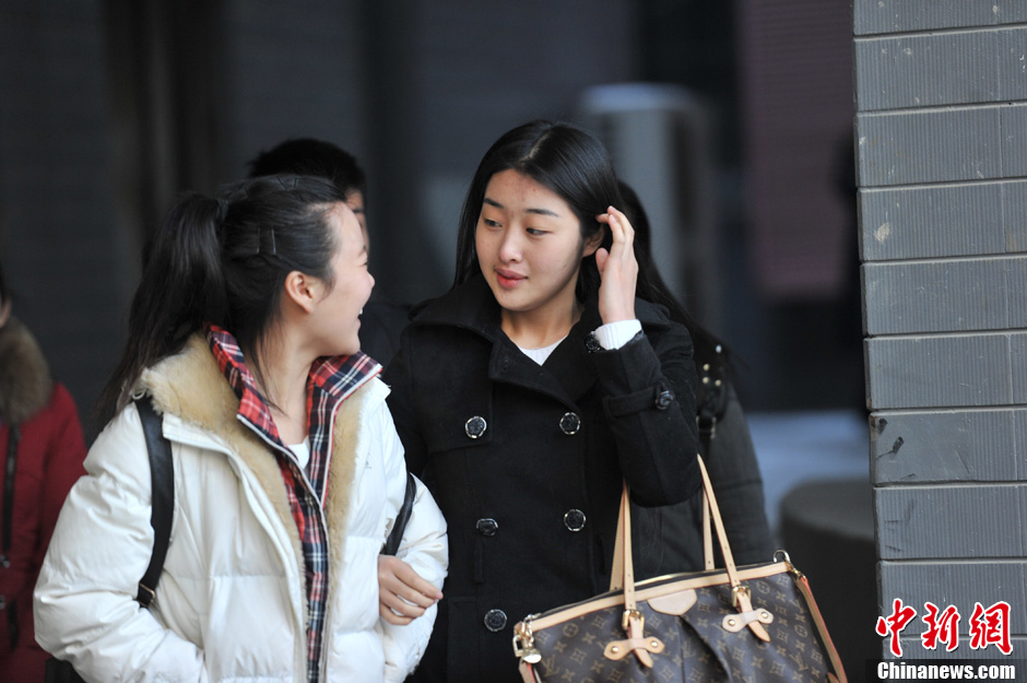 圖為表演系考生走出考場(chǎng)。