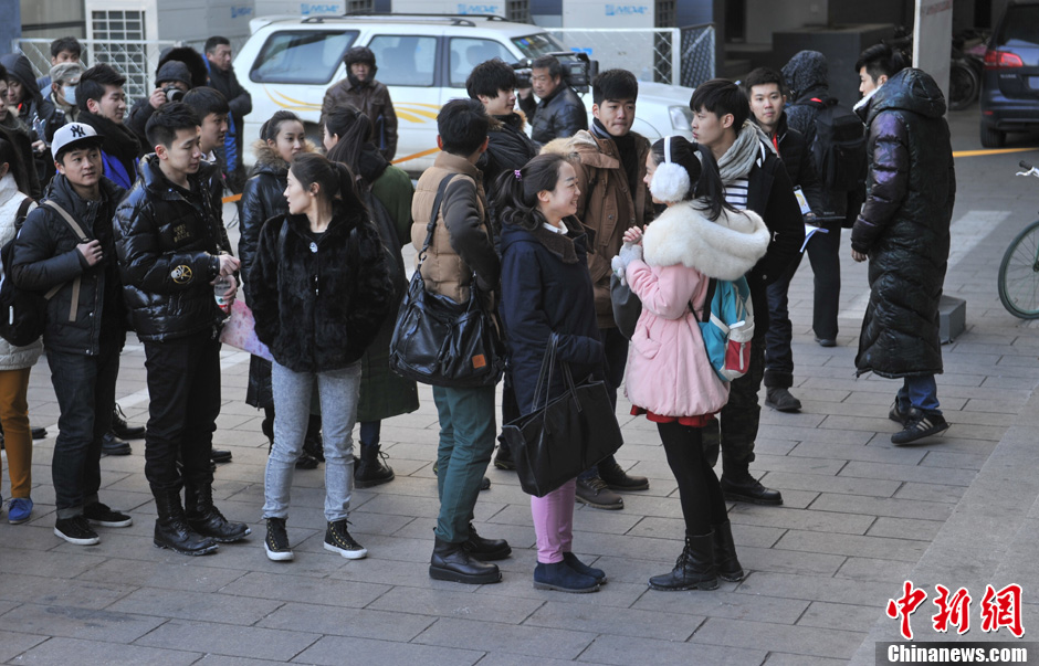 圖為表演系考生走出考場(chǎng)。